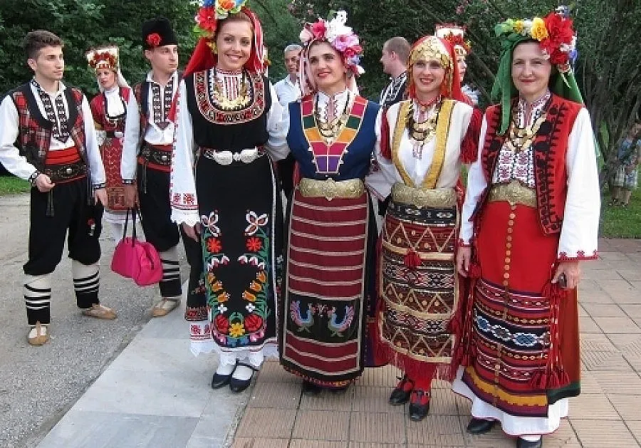 Занаятчии и певици откриха фест в Хасково