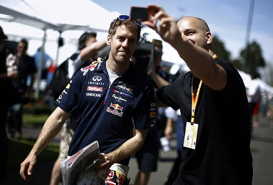 Фетел кара с подписа на Шуми