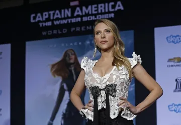 Скарлет пак омагьоса мъжете