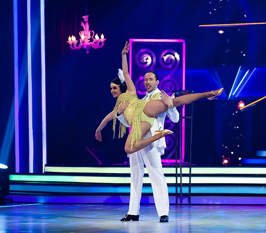 Дарин се бие, пее и танцува