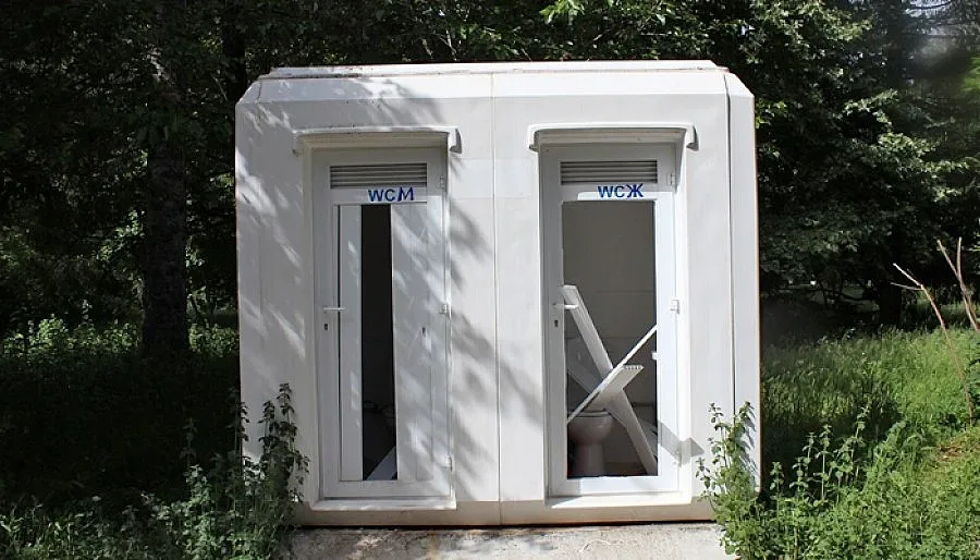 Вандали потрошиха и ограбиха обществени тоалетни