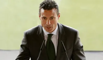 Шефът на Валенсия дърпа цигари след мача