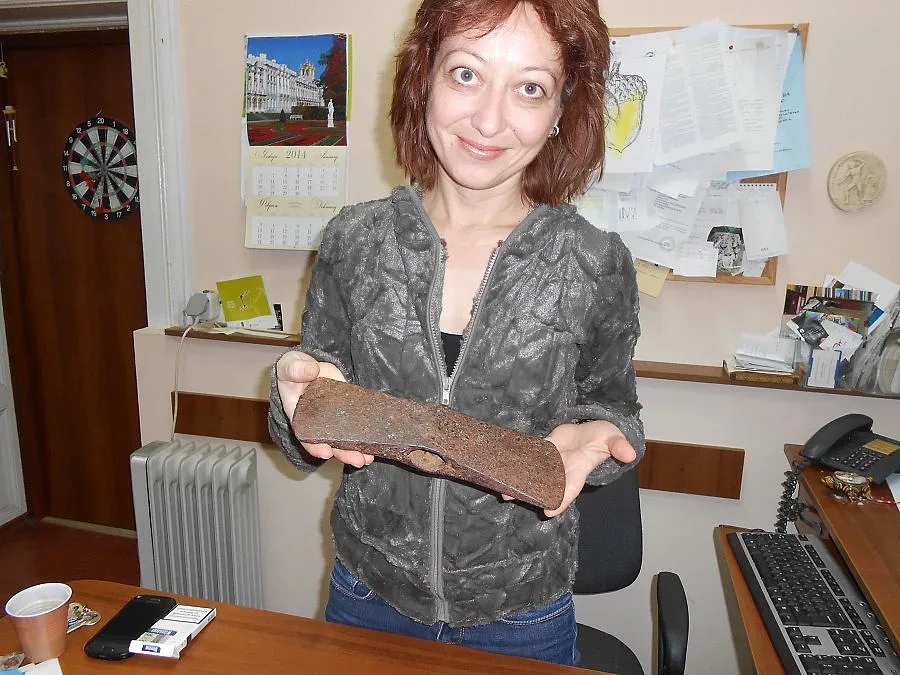 Бизнесмен върна с колет тракийска брадва