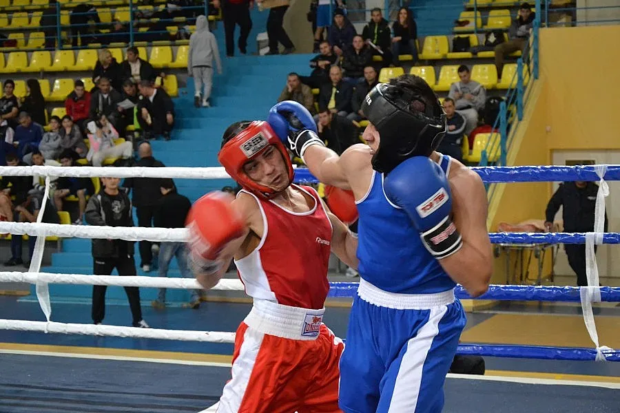 Атрактивен бокс напълни зала „Скаптопара”