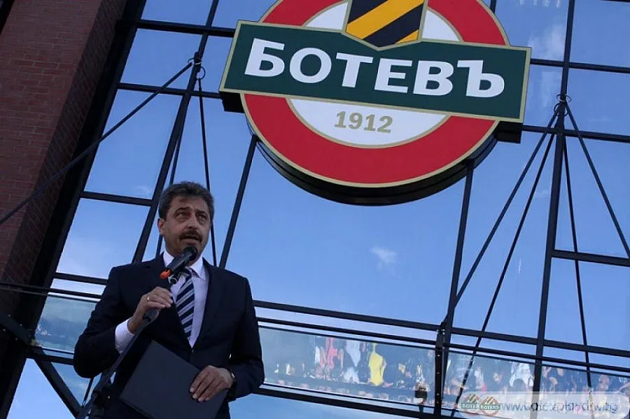Цветан Василев глобява всички в Ботев Пд