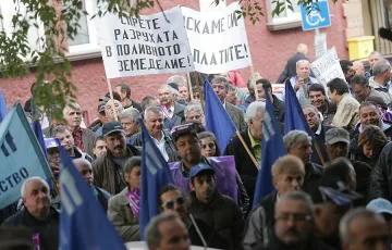 Работници от "Напоителни системи" блокират Е79