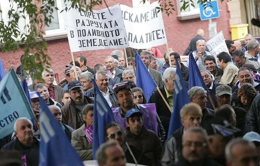Работници от "Напоителни системи" блокират Е79