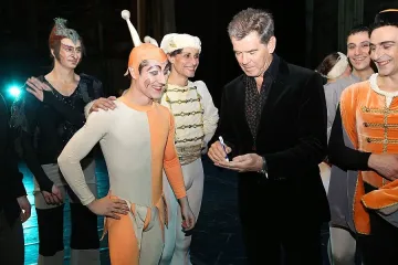 Броснан прати рози в операта