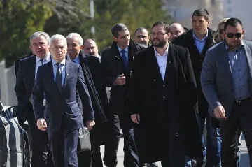 Волен пристигна за разпит с десетина депутати антураж