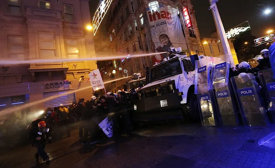 Смъртта на 15-годишен протестиращ разбуни Турция