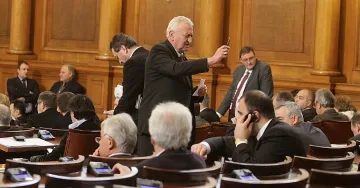 Депутатите обсъждат движението по пътищата