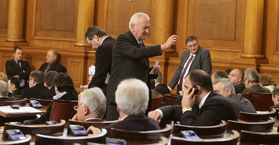 Депутатите обсъждат движението по пътищата