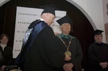 Огърлие за Иржи Менцел