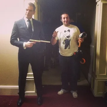 Броснан стреля на воля