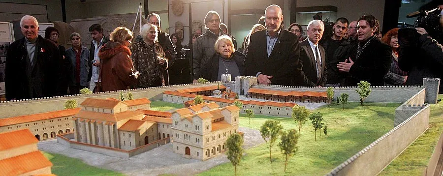 Вдигнаха отново дворците на Симеон