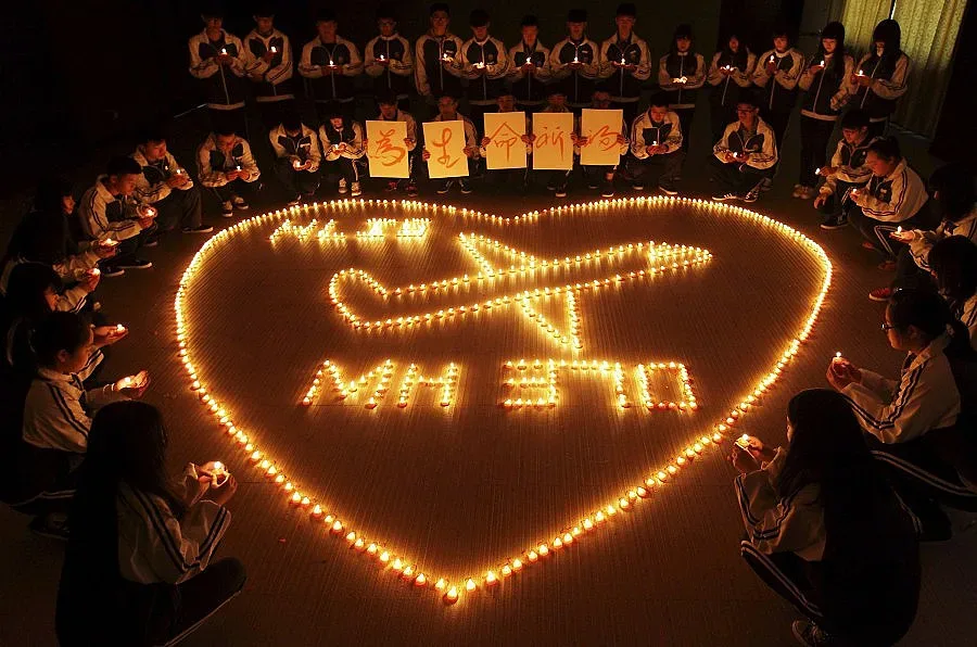 Кораби търсят изчезналия самолет