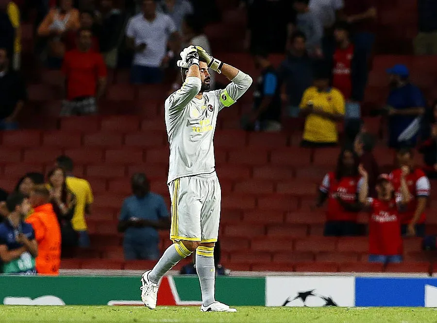 ВИДЕО: Фенове целиха Фенербахче с факли и камъни