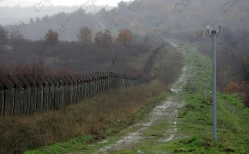Умуват до петък за оградата на границата
