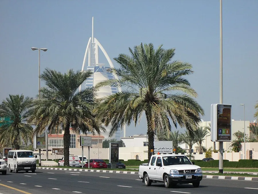 В емирствата: Средният пръст вкарва в затвора