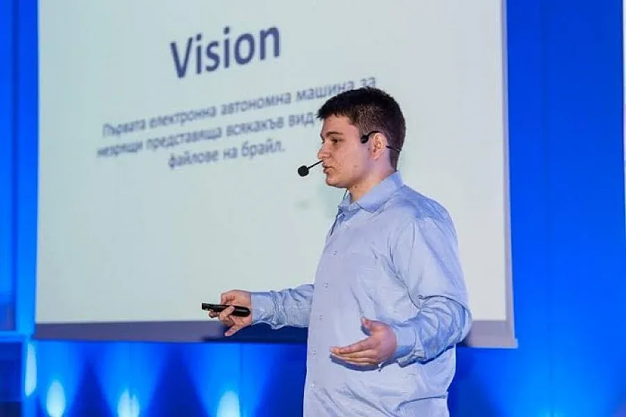 Търсят се пари за таблета за слепи