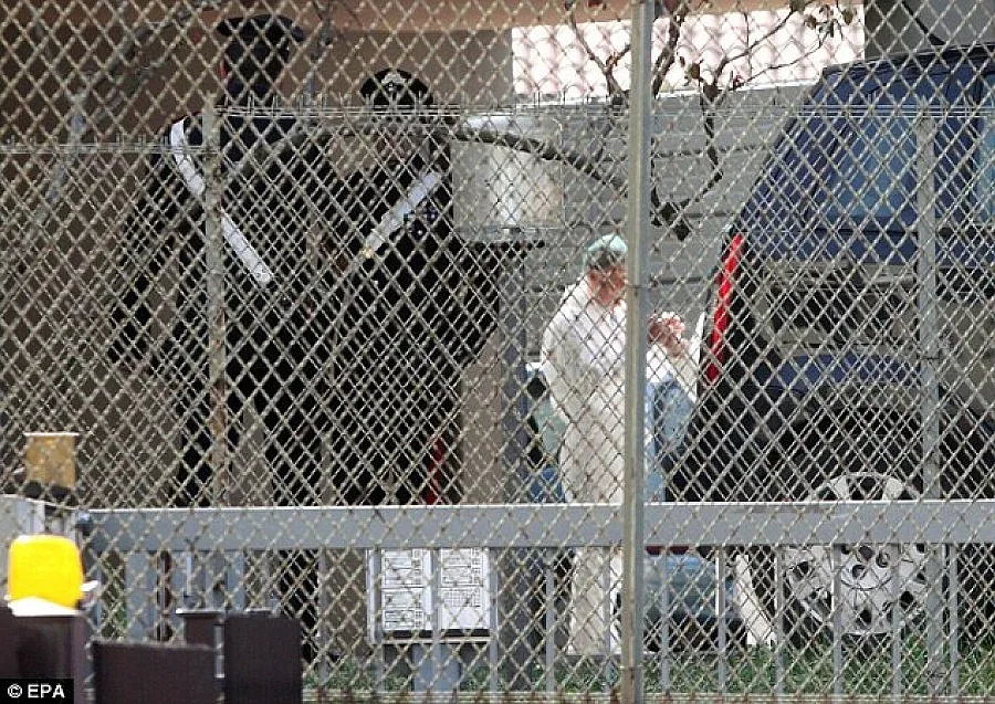 Майка намушка трите си деца в Италия