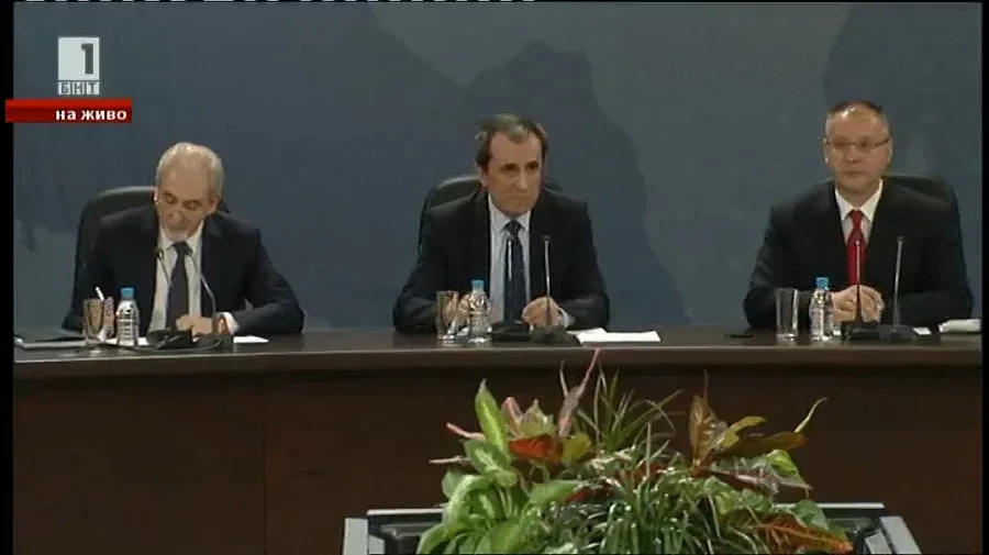 На живо: Орешарски, Станишев и Местан отговарят на журналисти