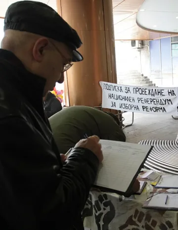 Подписите за референдум са събрани и влизат в парламента