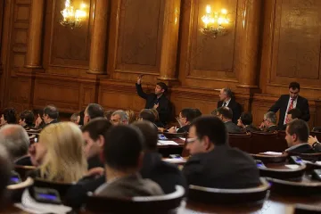 Великденски добавки от депутатски заплати