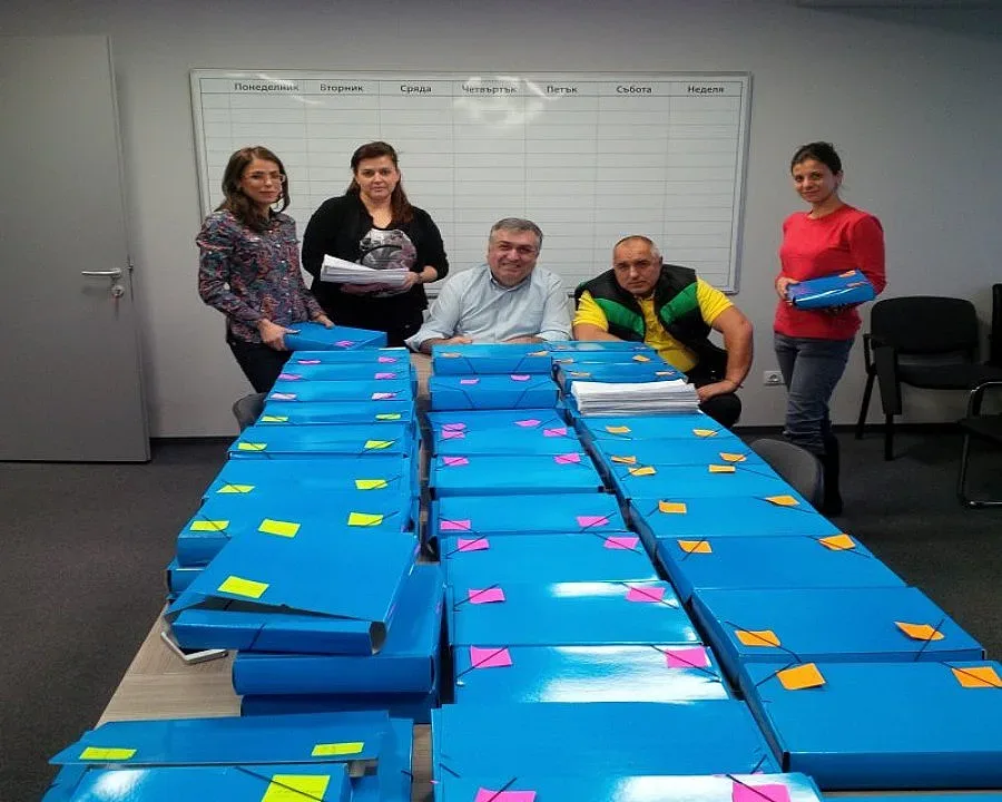 Бойко събра 500 000 подписа за референдума