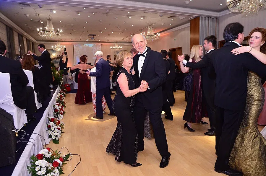 500 танцуваха валс