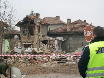 Взрив погуби момче на 11 г. и срути три къщи (ОБЗОР)
