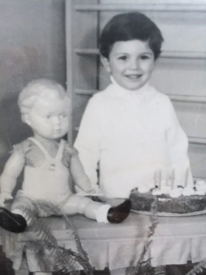 Звезди с детски снимки във Фейсбук