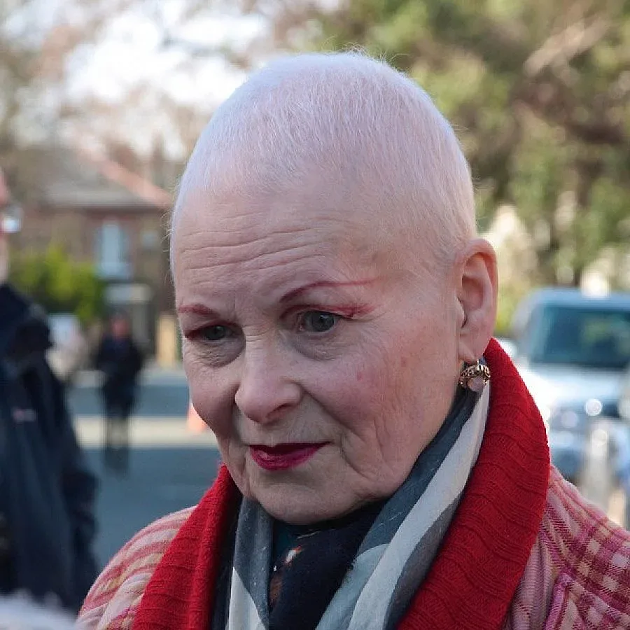 Вивиан Уестууд обръсна оранжевите си къдри в името на кауза