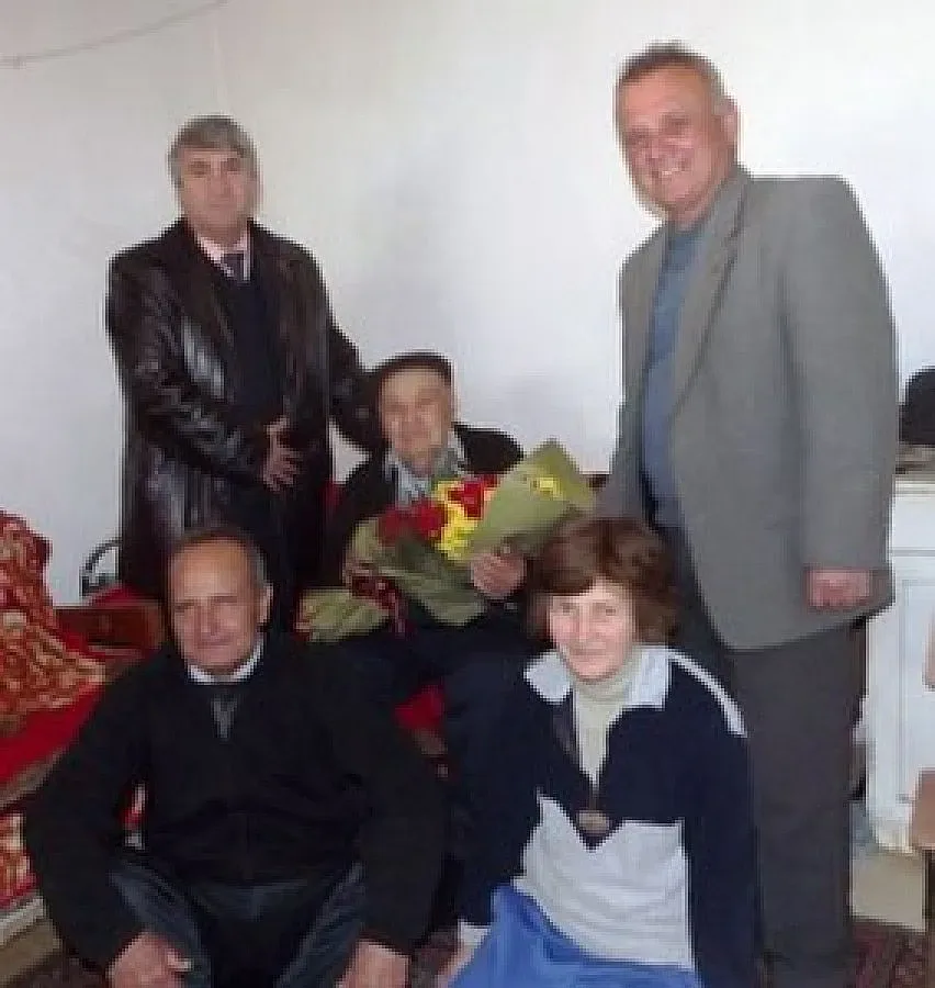 Село Габрово с двама столетници