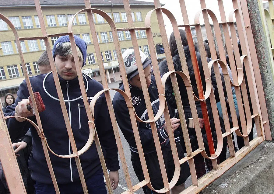 Рапъри играха футбол с ученици