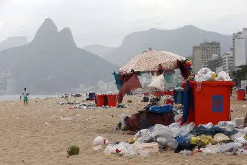 Кметът на Рио си наложи глоба за хвърляне на боклук на улицата