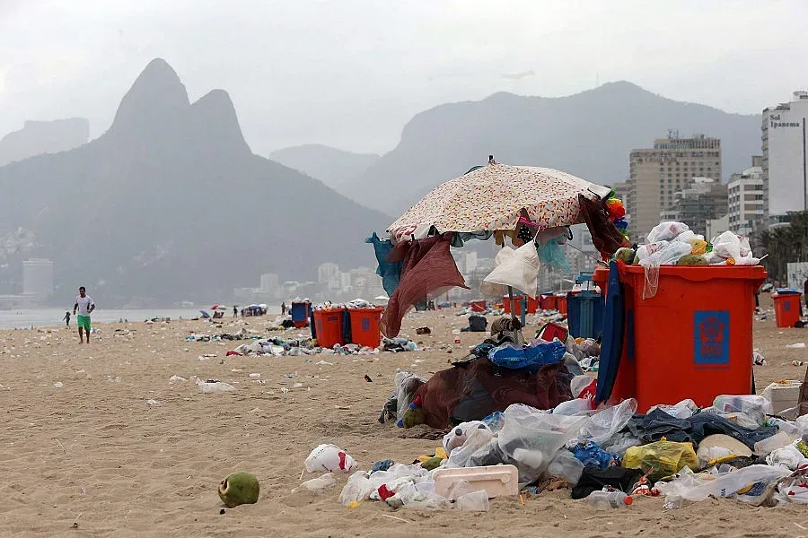 Кметът на Рио си наложи глоба за хвърляне на боклук на улицата