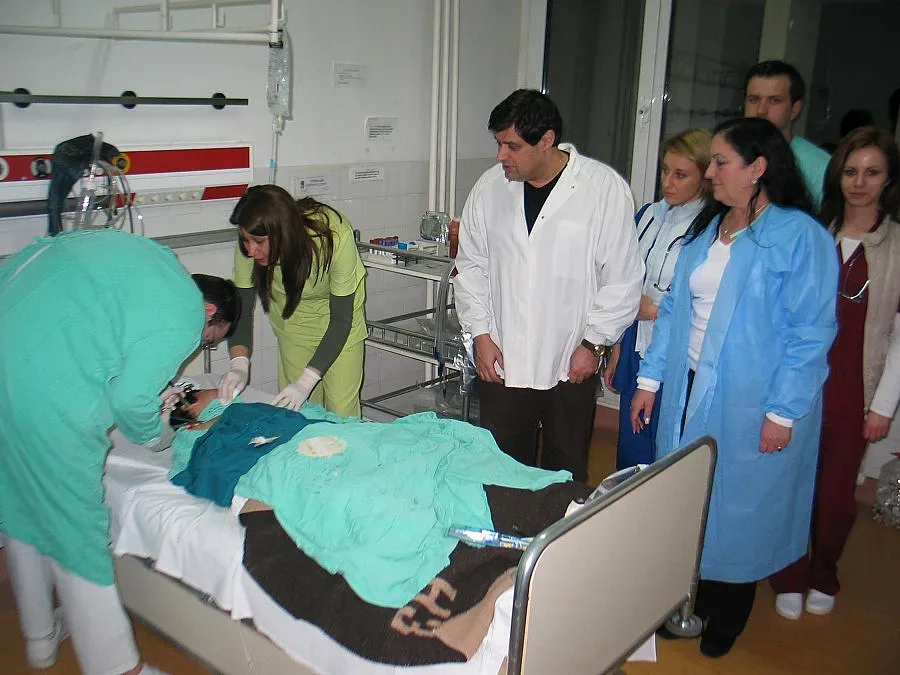 Лекари спасяват 11-годишно дете