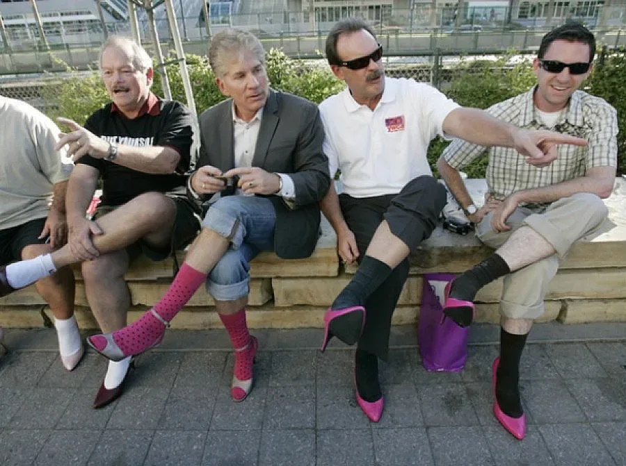 Мъже се качват на високи токчета