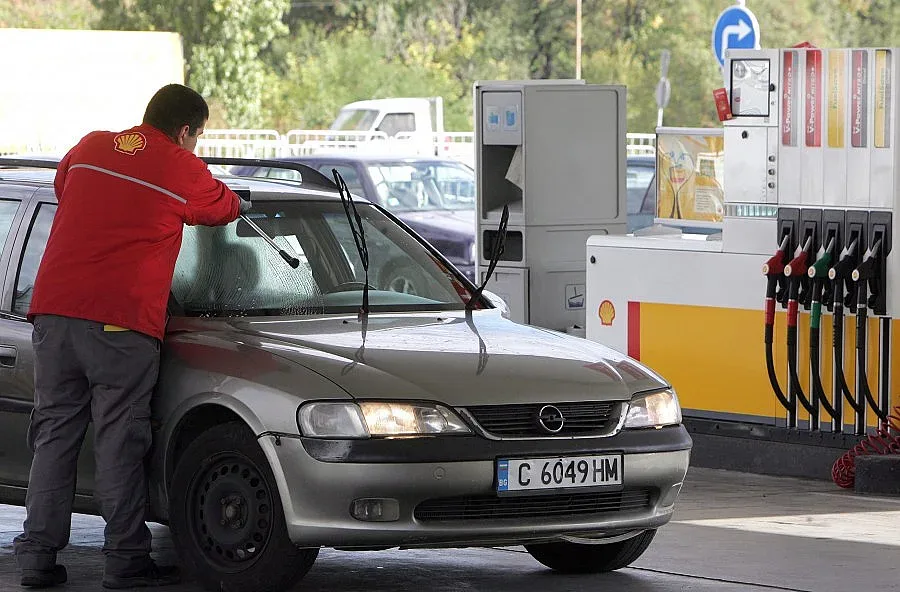 Бензинът най-евтин от 2 години - 2,43 лева