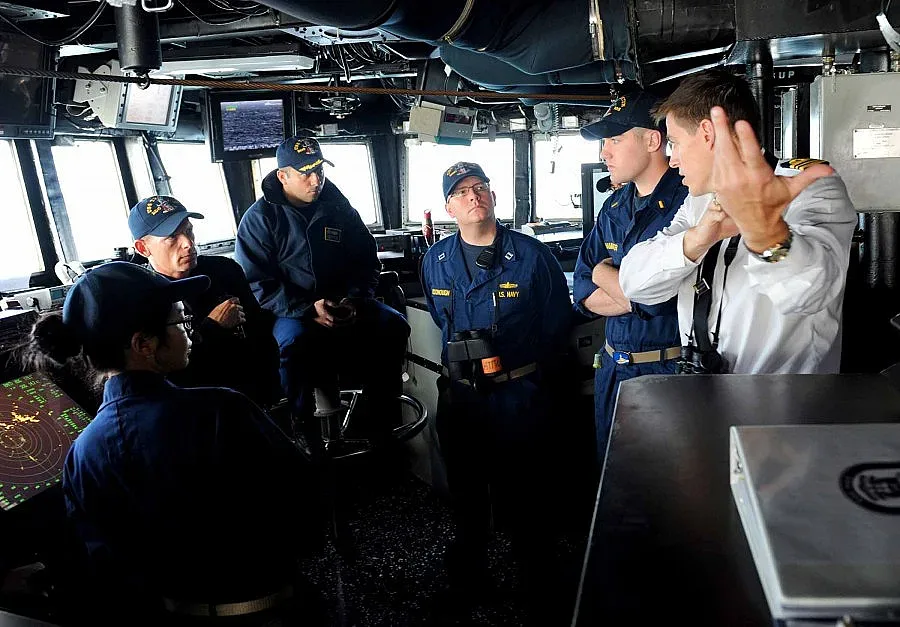 Натовски и руски кораби се дебнат в Черно море