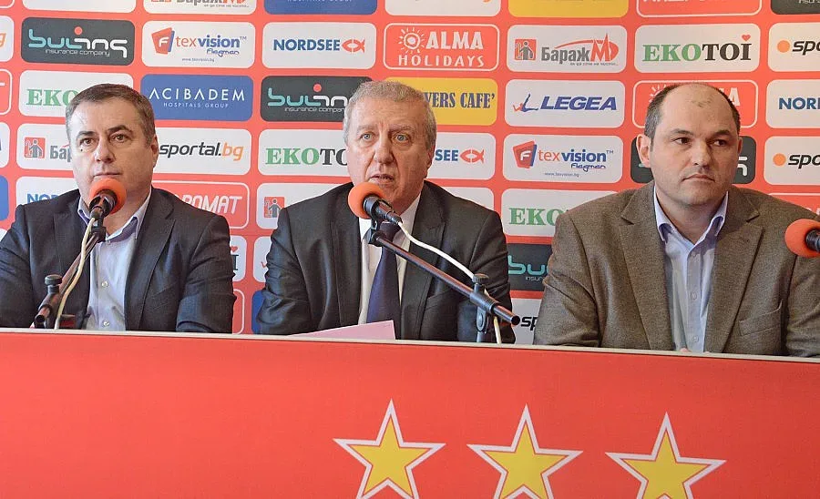 Емигранти подпалиха "Армията" за акции