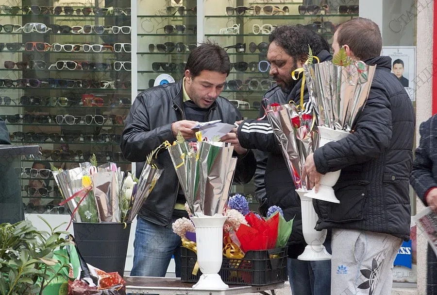 Данъчните спипаха два обекта за цветя в Добрич