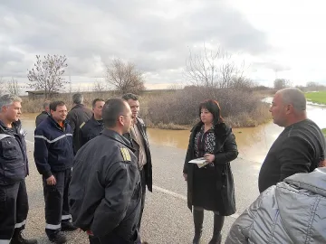 Пътища и ниви плувнаха във вода