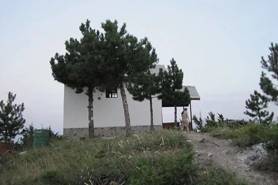 Параклис върху връх привлича наши и чужди туристи