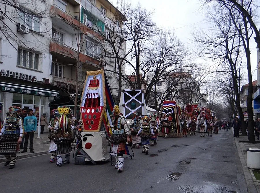 Кукери задигнаха 90 бона