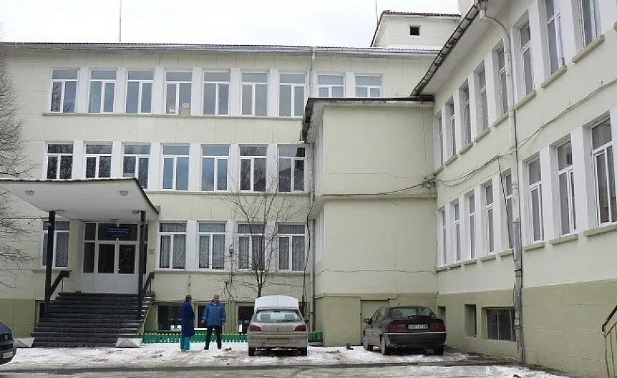 Девинската болница с четири отделения до средата на лятото