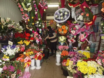 Данъчни погнаха цветарите край морето