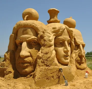 Снежанка и седемте джуджета идват на плажа в Бургас