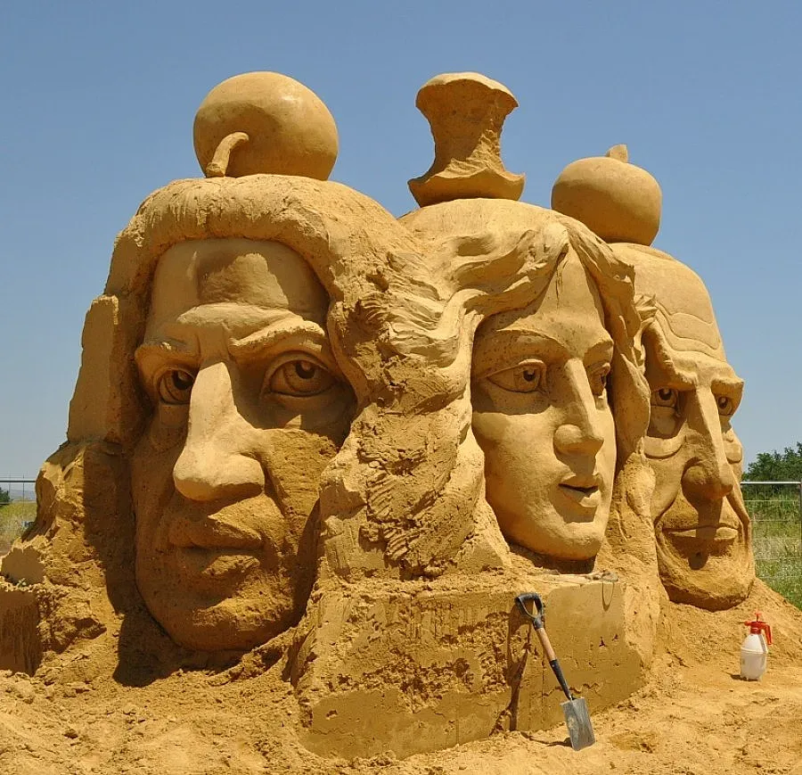 Снежанка и седемте джуджета идват на плажа в Бургас